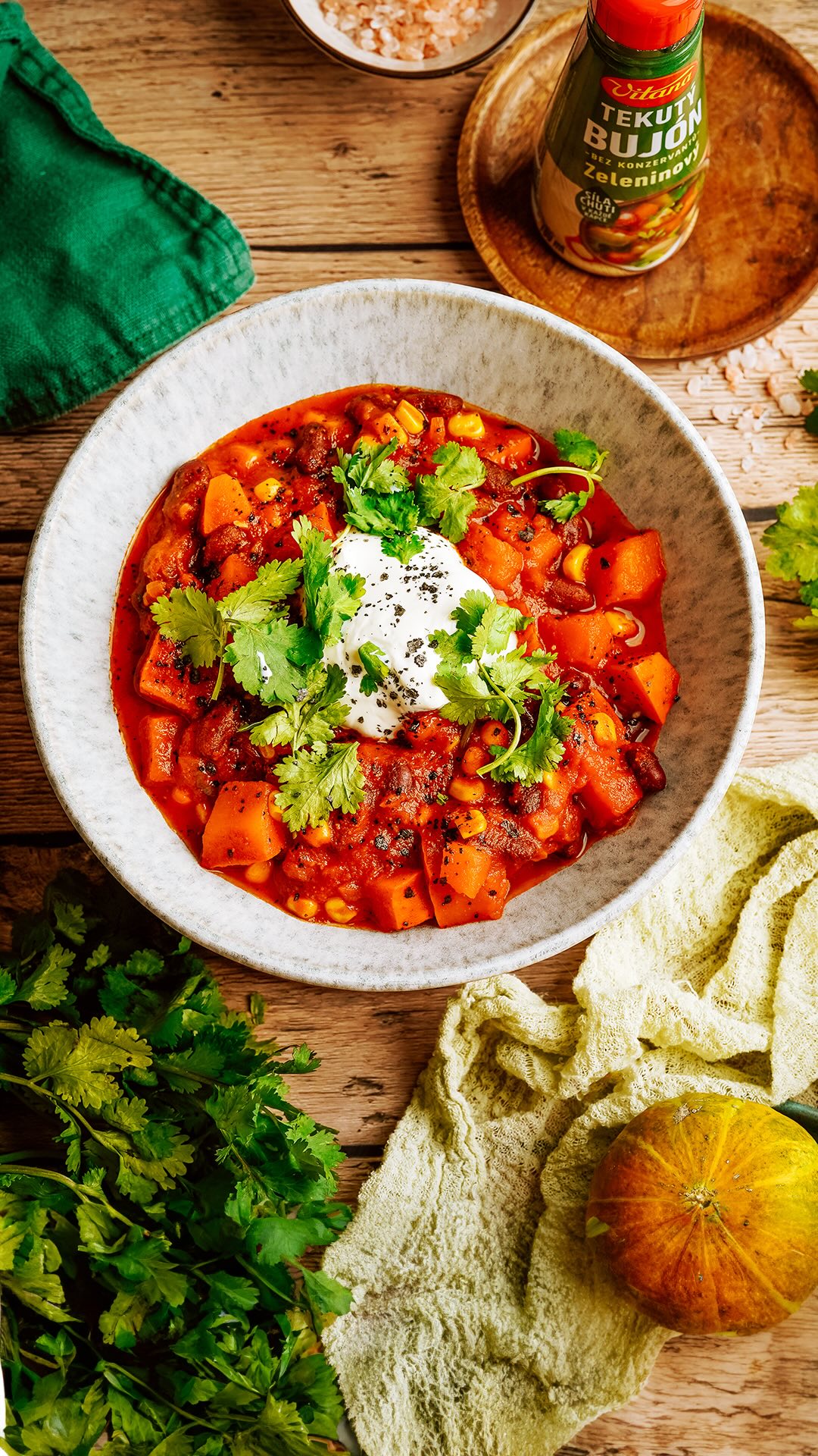 Chilli con carne v jesennej verzii? 🌶️

Prečo nie, vyskúšajte ho s hokkaidom! 🤤 Okrem tekvice si vystačíte so základnými surovinami na bežné chilli a s trochou nášho zeleninového bujónu, kyslej smotany a koriandra máte o jesenné zahriatie postarané. 🍲

Celý recept nájdete na linku v profile.