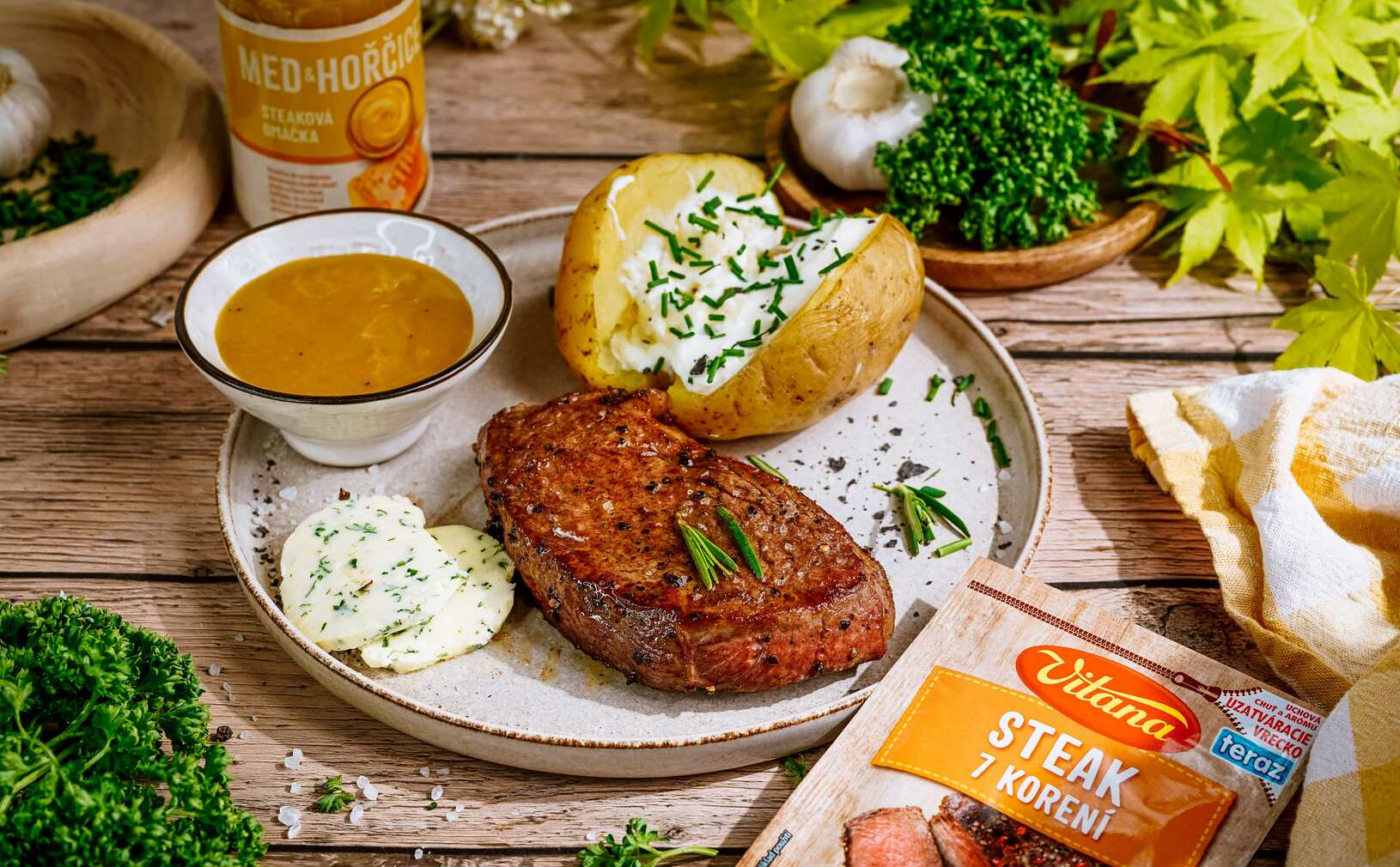 Recept: Grilovaný steak s bylinkovým maslom a pečeným zemiakom