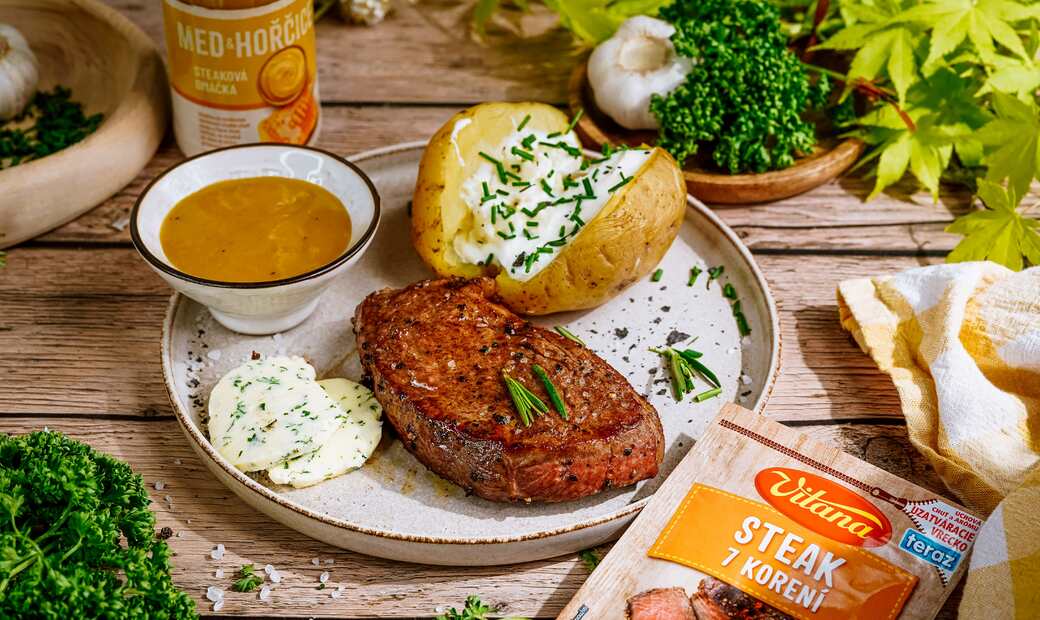 Recept: Grilovaný steak s bylinkovým maslom a pečeným zemiakom