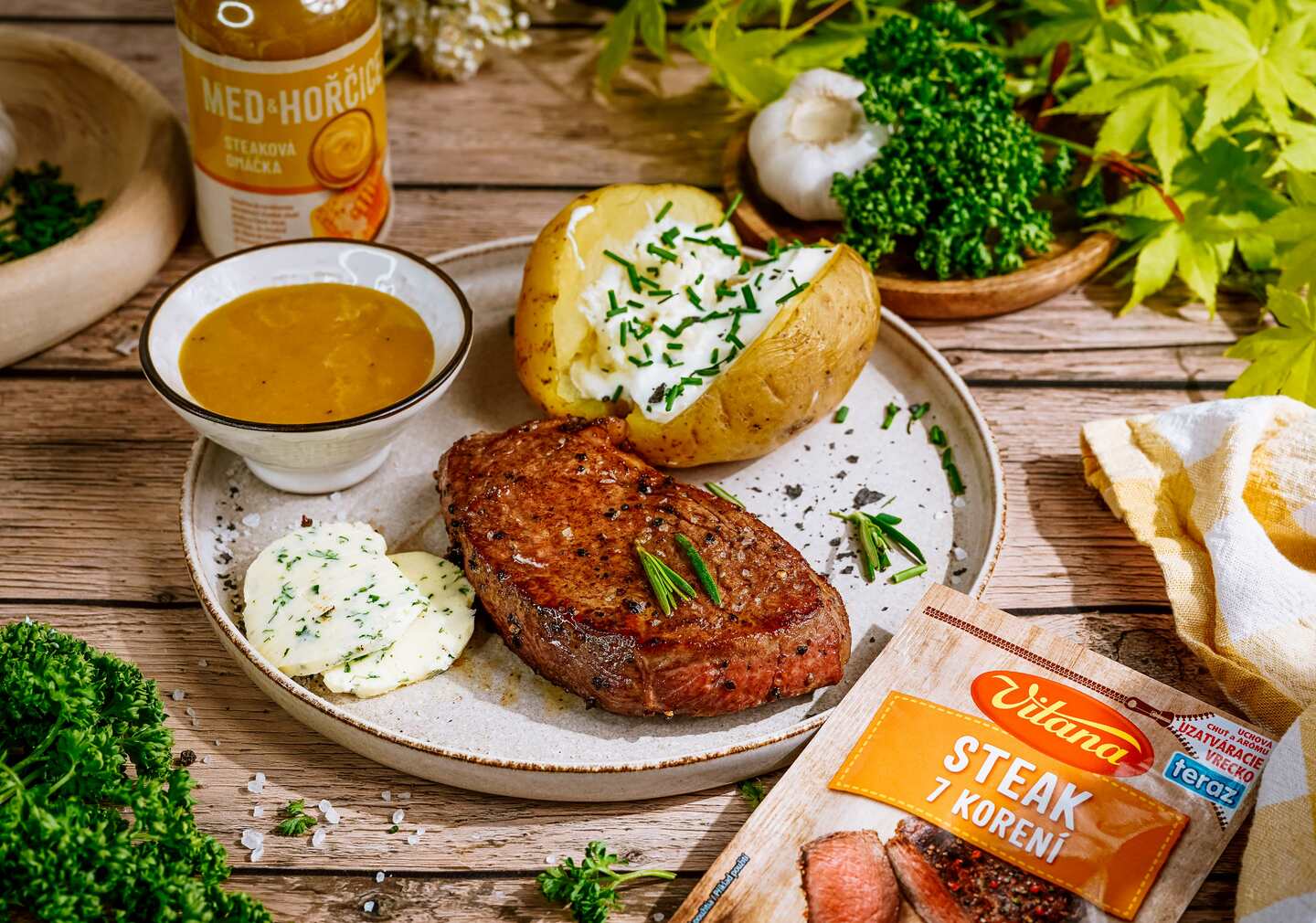 Recept: Grilovaný steak s bylinkovým maslom a pečeným zemiakom