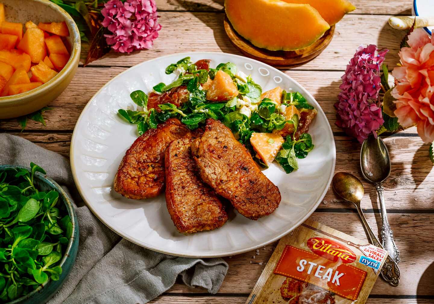 Recept: Grilované bravčové karé so sviežim šalátom