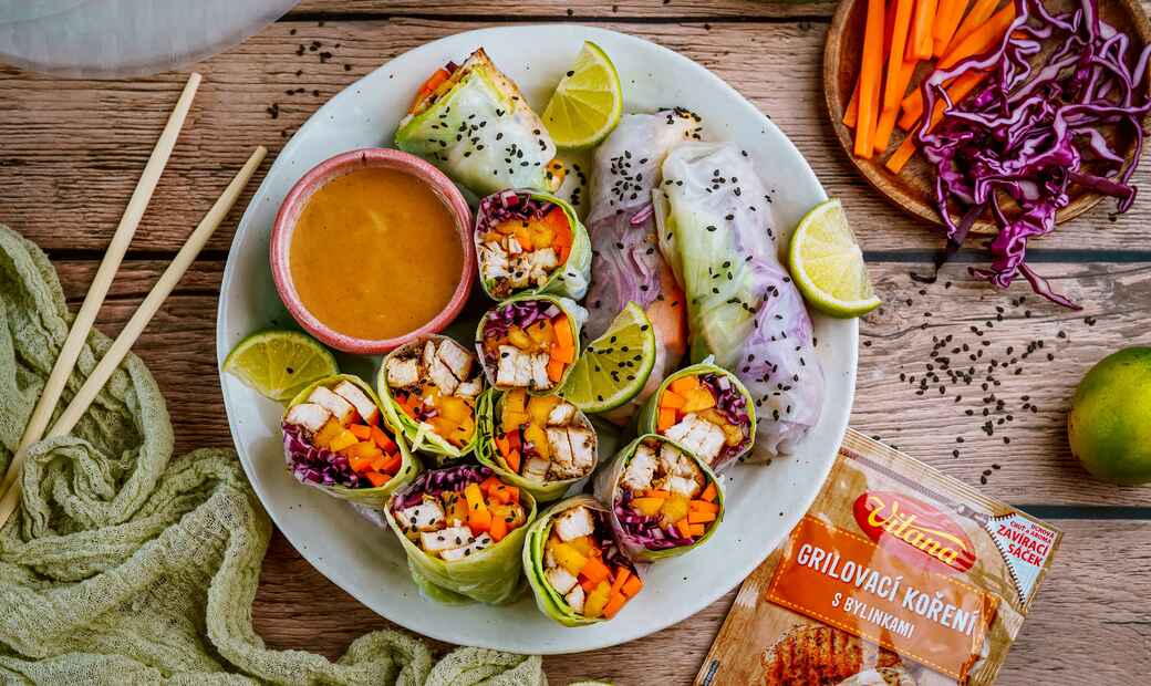Recept: Jarné rolky s kuracím mäsom a mangom
