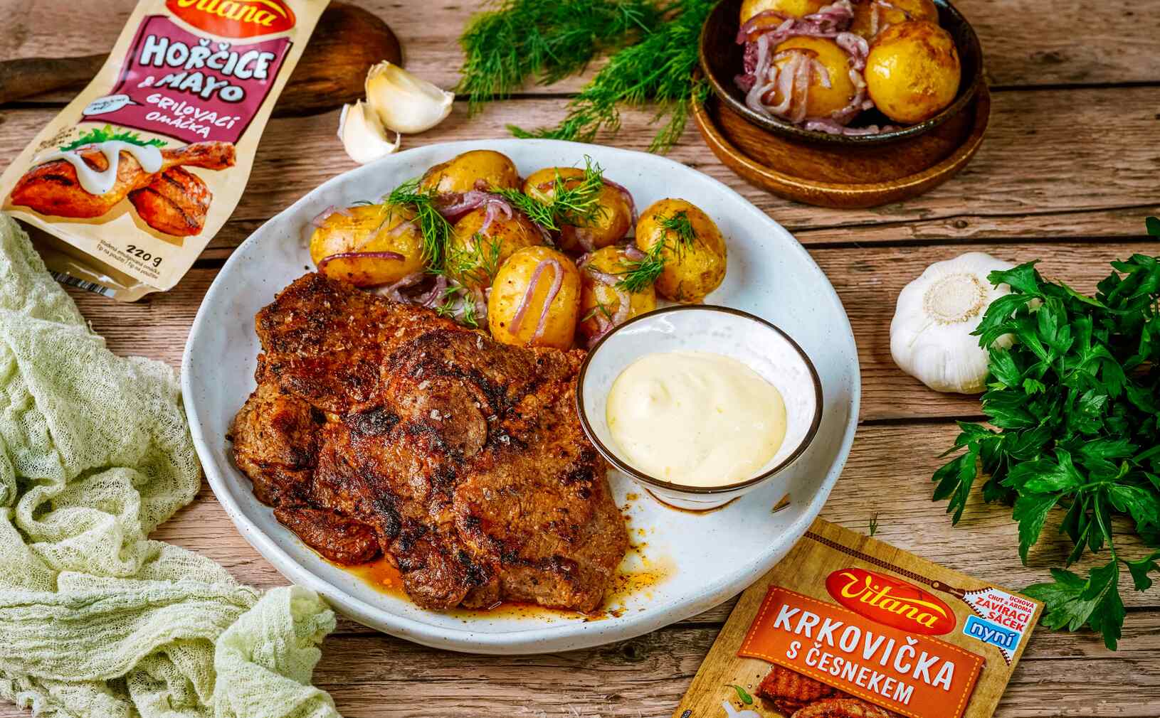 Recept: Grilovaná cesnaková krkovička s cibuľovými zemiakmi