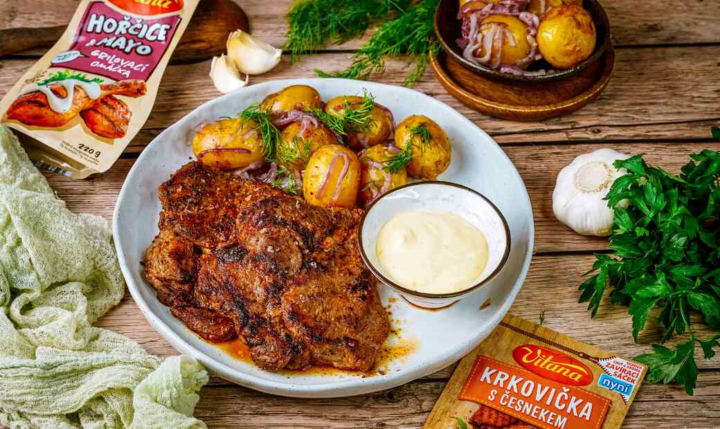 Recept: Grilovaná cesnaková krkovička s cibuľovými zemiakmi