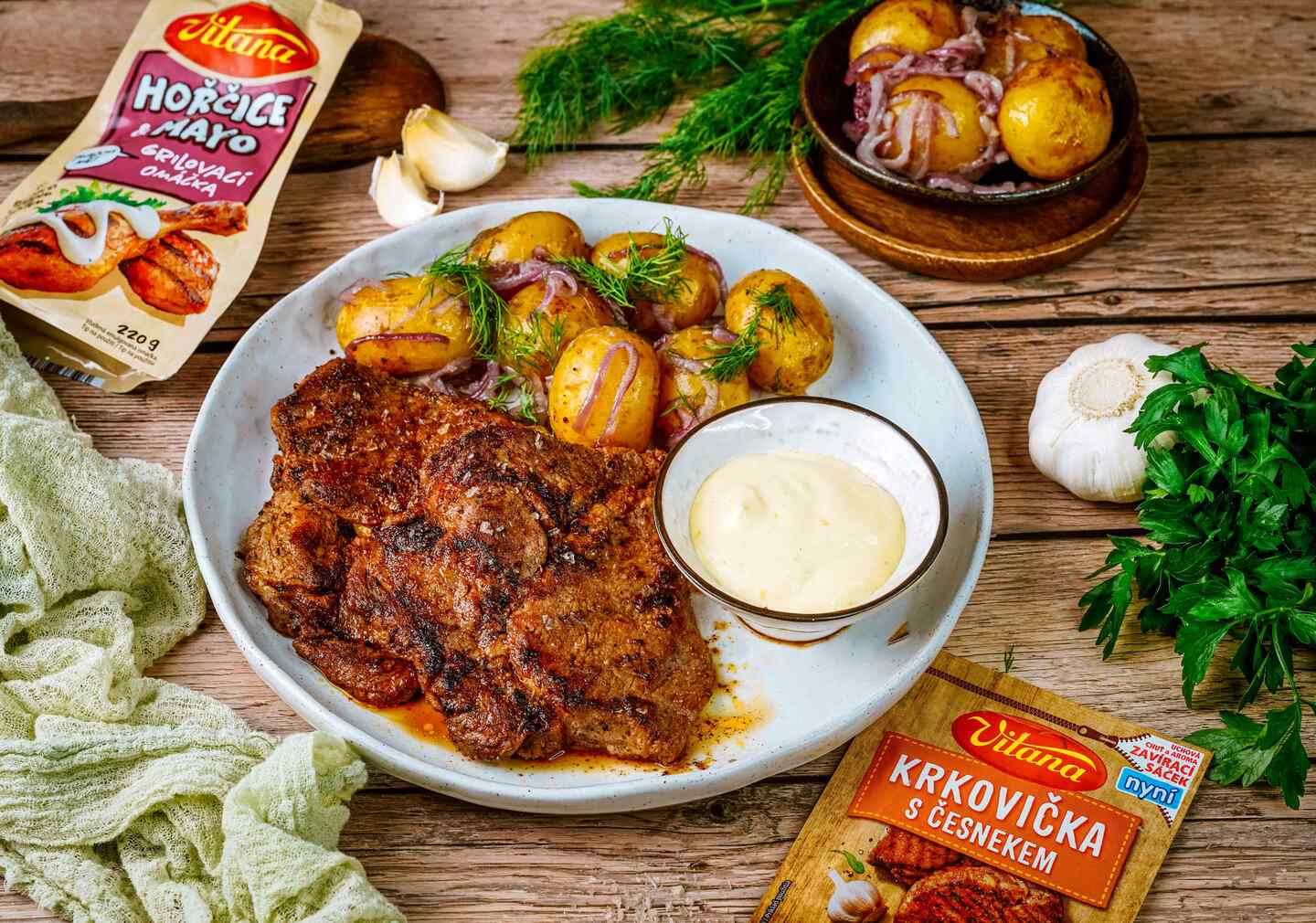 Recept: Grilovaná cesnaková krkovička s cibuľovými zemiakmi